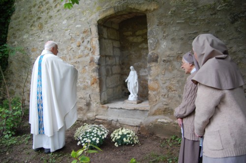 01 statue benediction 0771