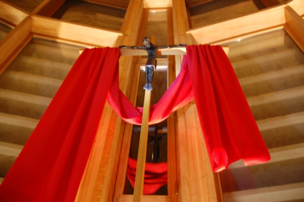 crucifix drapé rouge Rameaux