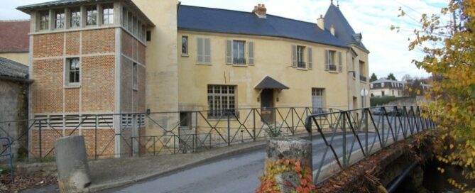 monastère Senlis façade rue