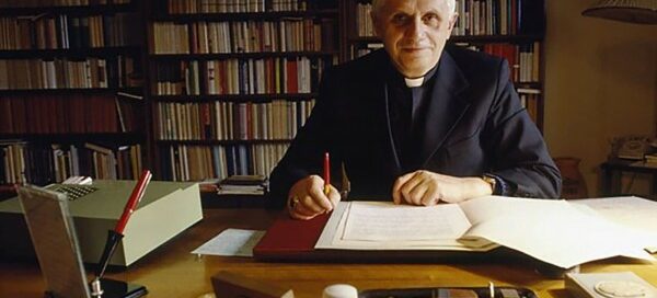 Cardinal Ratzinger à son bureau