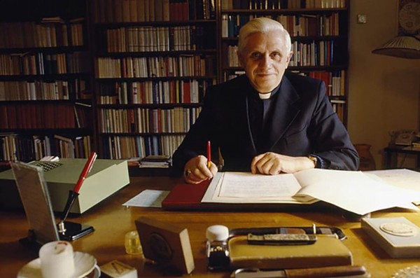 Cardinal Ratzinger à son bureau