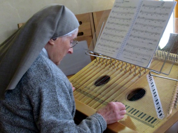 Janine à la cithare